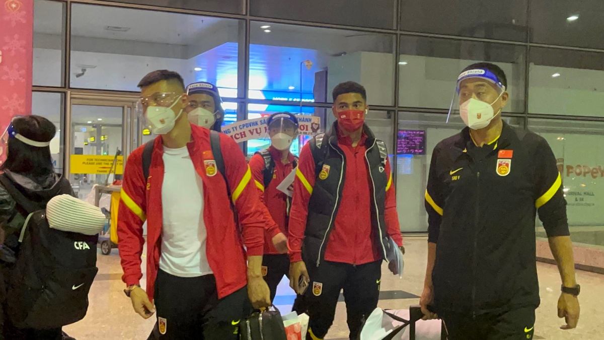 Chinese players arrive in Hanoi for 2022 World Cup qualifier